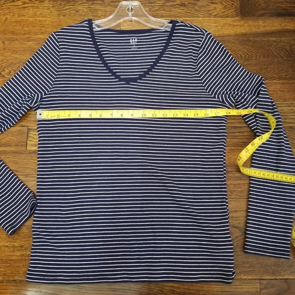 EUC Gap XL V-neck navy and white stripe long sleeve t shirt - Picture 4 of 5
